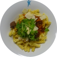 Fusili 'al a Ragout' mit gehobeltem Hartkäse, Rindfleischwürfeln, Rotwein und Basilikum (19,24,44,47,49,52,81)