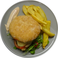 Sie können aus 6 verschiedenen Burgervariationen wählen. Heutige Tagesempfehlung: Burger Italiana mit gebratener Hähnchenbrust, Tomate, Rucola und Mozzarella (9,19,54,63,81,83) dazu als Menüoption verschiedene Pommes und House-Dip (9,22,63)