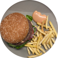 Sie können aus 5 verschiedenen Burgervariationen wählen. Heutige Tagesempfehlung: 'Classic Beef-Burger' mit saftigem Rindfleisch, Eisberg, Zwiebeln und Tomaten (1,2,9,22,23,52,81) dazu als Menüoption verschiedene Pommes Spezialitäten