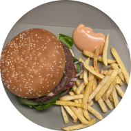 Sie können aus 5 verschiedenen Burgervariationen wählen. Heutige Tagesempfehlung: 'Classic Beef-Burger' mit saftigem Rindfleisch, Eisberg, Zwiebeln und Tomaten (1,2,9,22,23,52,81) dazu als Menüoption Pommes und House-Dip (9,22)