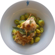 Saltimbocca vom Schwein mit Zwiebeln, Paprika, Knoblauch und ital. Hartkäsehobel (2,3,19,47) auf Basilikum-Gnocchi (15)