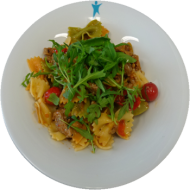 Tomaten-Rucola-Farfalle mit geriebenem Mozzarella (19,81) oder veganer Reibekäse (1,2)