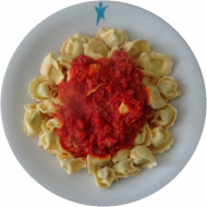 Tortellini mit Käsefüllung (15,19,81), Tomatensoße 'Amatriciana' mit Schinkenwürfeln, Tomate und Chili (2,51,81), Parmesankäse (19)