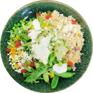 Bowl mit Bulgur, Erbsen, Zuckerschoten Minzjoghurt und Hirtenkäse (19,81)