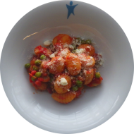 Kleine Portion: mensaVital: Gebratene Gnocchis mit Tomaten und buntem Gemüse dazu geriebener Hartkäse (15,19)