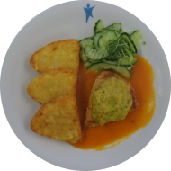 Hausgemachtes Hähnchenbrustfilet mit knuspriger Kartoffelkruste (2,3,15,24,54,81) an 'Sauce Choron' (15,19,21,24,44) dazu Kartoffelröstiecken und Gurken-Kresse-Salat