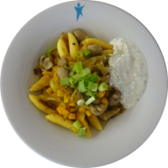 Schupfnudel-Kürbis-Pfanne mit Hirtenkäse an Petersilien-Quark-Dip (15,19,81)