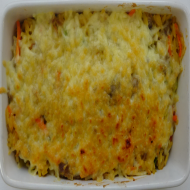 Kritharakiauflauf mit Hühnchengyros, Knoblauch, Tomaten und Käse überbacken (19,49,54,81)