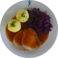 Schweinerückenbraten (1,3,21,51,81) dazu Apfelrotkraut mit Speck (3,51) und 2 grüne Klöße (2,3,24)