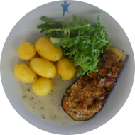 Gegrillte Auberginen mit Feta und Tomaten (19) an Basilikumsoße (19) dazu Rosmarinkartoffeln (49) und kleiner Frisee-Salat