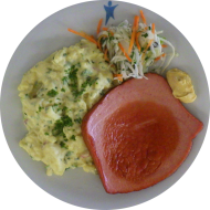 Gebratener Wiegebraten (2,3,8,21,22,51) dazu hausgemachter Kartoffelsalat 'Wirtshaus Art' mit Radieschen, Rucola und Gewürzgurke (9,22) oder Nudelsalat (9,15,19,81) dazu Salatgarnitur