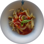 Kleine Portion: Ägyptisches Nudel-Reis-Linsen-Gericht 'Koshari' mit Knoblauch und Tomatensoße (49,81)