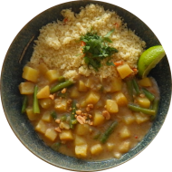 Thailändisches Massam-Curry mit Kartoffeln, Bohnen, roter Zwiebel, Koriander und Erdnusscreme (2,17,18,49,81) dazu Couscous mit Gemüsestreifen (21,81)