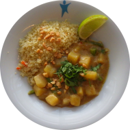 Kleine Portion: Thailändisches Massam-Curry mit Kartoffeln, Bohnen, roter Zwiebel, Koriander und Erdnusscreme (2,17,18,49,81) dazu Couscous mit Gemüsestreifen (21,81)