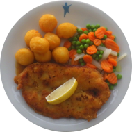 Hausgemachtes Sächsisches Schnitzel mit würziger Senfpanade (15,22,51,81) an Bratensoße (81) dazu bunte Gemüsemischung und Kartoffelbällchen (81)