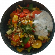 Bulgur-Gemüsepfanne mit Walnüssen, Cashewkernen und Soja-Kräuter-Dip (3,18,21,49,73,74,81)