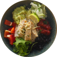 Mexikanische Burrito Bowl mit Pute, Bohnen, Paprika, Reis, Gouda, Salsa und Guacamole (3,19,49,54)