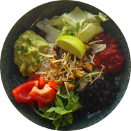 Mexikanische Burrito Bowl mit Räuchertofu, Bohnen, Reis, Paprika, Reiberei, Salsa und Guacamole (1,2,3,18,49,81)