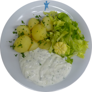 Bunter Kräuterquark mit Butterrosette (19) dazu Petersilienkartoffeln und Salat