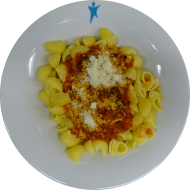 Hörnchennudeln (81) mit Gemüsebolognese (21) und geriebener Hartkäse (15,19) oder veganer Reiberei (1,2)