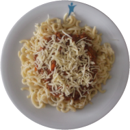 Spaghetti (13) mit Hackfleischsoße 'Bologneser Art'(51) und Reibekäse(19)oder vegane Tofunese(18,71,81) mit Reiberei(1,2)