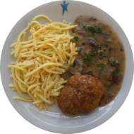 Bayerischer Fleischpflanzerl mit Bergkäse gefüllt (1,15,19,22,44,51,52,63,81) an Schwammerlsoße (1,3,19,22,24,44,81) dazu Eierspätzle (15,81) und frisches Obst