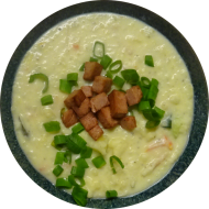 Altbayrische Kartoffelsuppe mit/ohne Leberkäse, Meerrettich und Creme Fraiche (2,3,8,19,21,22,24,51) dazu frisches Roggenmischbrot (81,82)
