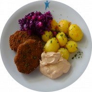 2 vegane Quinoa-Erbsen-Frikadellen mit Cocktailsauce (9,18,22,44) dazu würzige Schwenkkartoffeln und Rotkraut-Apfel-Salat