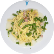 Spätzlepfanne mit/ohne Kassler, roten Zwiebeln, grünen Bohnen und Champignons (2,15,51,81) dazu Kräuter- Sauerrahm (19) und Eichblattsalat