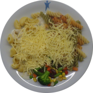 Pastabar (81) mit Bärlauch-Pesto-Soße (15,19,71,81) oder Tomaten-Balsamico-Soße (24,81) dazu geriebener Gouda (19) oder Reiberei (1,2) und buntes Gemüse (21)