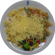 Pastabar (81) mit Bärlauch-Pesto-Soße (15,19,71,81) oder Tomaten-Thymian-Oregano-Soße (81) dazu geriebener Gouda (19) oder Reiberei (1) und buntes Gemüse