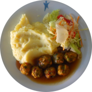 7 Gemüse-Köttbullar (15) mit Zwiebelsoße (81) dazu Kartoffel-Sauerrahm-Püree (19) und Salatgarnitur
