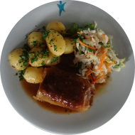 Kohlroulade mit Schwarzbier-Kümmel-Soße (1,44,51,81) dazu Petersilienkartoffeln und Salatgarnitur