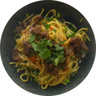 'Chow Mein' - Gebratene Nudeln mit buntem Gemüse dazu gezupftes Rindfleisch (2,18,52,81) 