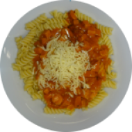 Spirelli (81) mit deftigem Wurstgulasch (2,3,8,22,51,81) dazu geriebenen Gouda (19)