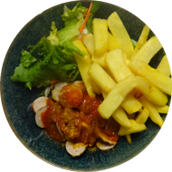 StreetFood: Currywurst 'Weserhaus Art' - gebratene Rosterscheiben in pikanter Currysoße (2,3,9) dazu Rustico frites und Salatgarnitur