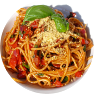 Spaghetti (81) mit griechischer Hackfleischsoße vom Rind mit Oliven, Tomate, Hirtenkäse, Knoblauch (3,19,49,52,81) oder Brokkolisoße mit gerösteten Mandelsplittern (71,81) und geriebenem Gouda (19) oder veganer Reibekäse (1,2)