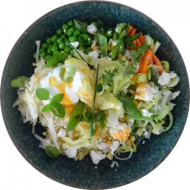 Bowl mit Bulgur, Erbsen, Zuckerschoten, Minzjoghurt & Hirtenkäse (19,81)