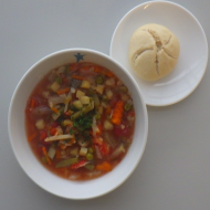'Minestrone' - ital. Suppe mit Pasta, buntem Gemüse und Kartoffeln (3,21,81) dazu Mini-Brötchen (81,83)