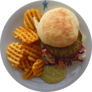 Burger 'Kürbis-Chia' mit Rotkohl-Slaw und Avocadocreme (3,18,22,81,83) dazu Gitterkartoffeln (81)