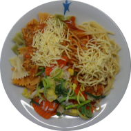 Pastabar (81) mit Sauce all arrabbiata (81) oder Linsen-Tofu-Bolognese (18,21) dazu geriebener Gouda (19) oder Reiberei (1,2) und buntes Gemüse