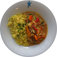Kleine Portion: 'Navrathan Khani' - indisches Gemüsecurry mit Blumenkohl, Möhren und Brokkoli (2,3,18,81) dazu Couscous mit Gemüsestreifen (21,81)