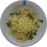 Kleine Portion: Spaghetti Aglio é olio mit feiner Knoblauchnote und roten Chilistreifen (49,81) dazu geriebenen Hartkäse (15,19) oder Reiberei (1,2)