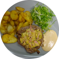 Chemnitzer Bürgersteak mit einer Senf-Zwiebel-Schinken-Kruste (2,3,9,21,22,24,51) dazu Cocktail-Dip (3,9,15,19,24,81) Bratkartoffeln und Salatgarnitur