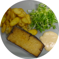Würzig gebratene Tofuschnitte (18) an Cocktaildip (3,9,15,19,24,81) dazu Bratkartoffeln und Salatgarnitur
