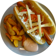 Hot Dog 'New York Style' mit Cole Slaw, Gewürzgurke, Röstzwiebeln und Creme fraiche (1,2,3,9,15,19,21,22,51,53,81,83) dazu als Menüoption verschiedene Pommes Spezialitäten