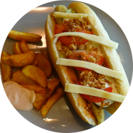 Hot Dog 'New Yegan Style' mit veganer Bratwurst, Cole Slaw, Gewürzgurke, Röstzwiebeln (1,2,9,18,19,21,22,23,49,81,83) dazu als Menüoption verschiedene Pommes Spezialitäten