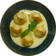 Marillenknödel in Butterbrösel gewälzt dazu Vanillesoße (15,19,81)