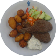 2 gegrillte Lammhacksteaks (15,81) mit Kräuter-Sour-Creme (19) dazu Backkartoffeln und Salatgarnitur