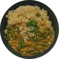 Thailändisches Massam-Curry mit Kartoffeln, Bohnen, roter Zwiebel, Koriander und Erdnusscreme (2,17,18,49,81) dazu Zitronenbulgur (81)